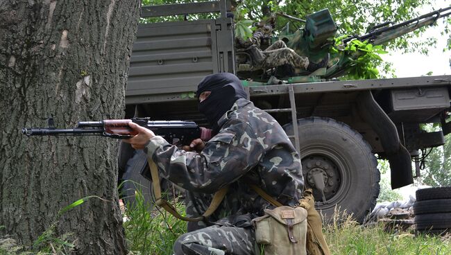 Бойцы народного ополчения во время боя с украинскими силовиками под Славянском