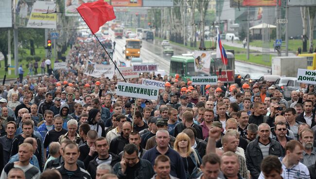 Шахтеры во время шествия в Донецке за прекращение на востоке Украины спецоперации силовиков