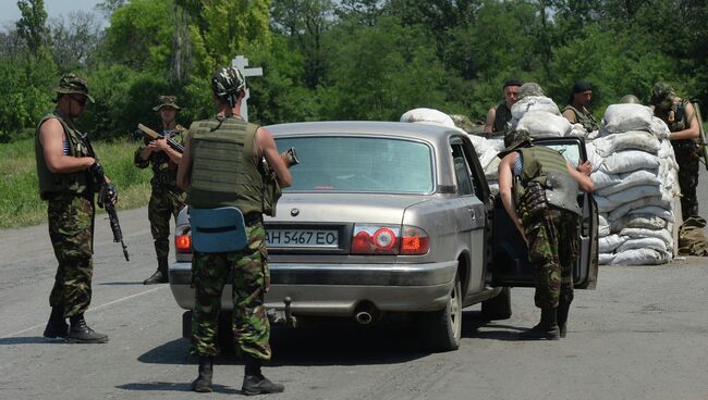 Блокпост украинских военных в населенном пункте Амвросиевка Донецкой области