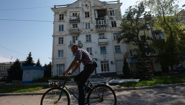 Здание, пострадавшее во время артиллерийского обстрела Краматорска