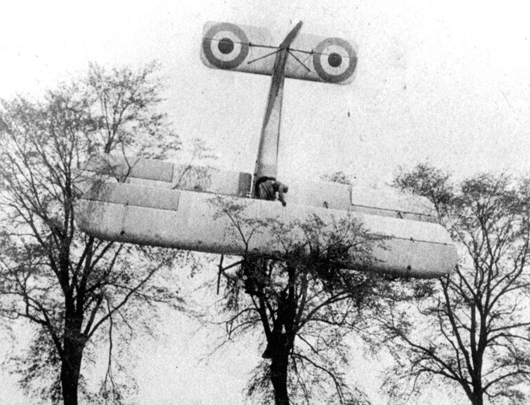 Французский пилот совершил вынужденную посадку во время Первой мировой войны недалеко от Брюсселя