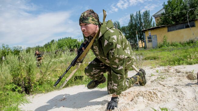 Боец ополчения во время разведки возле аэропорта Донецка