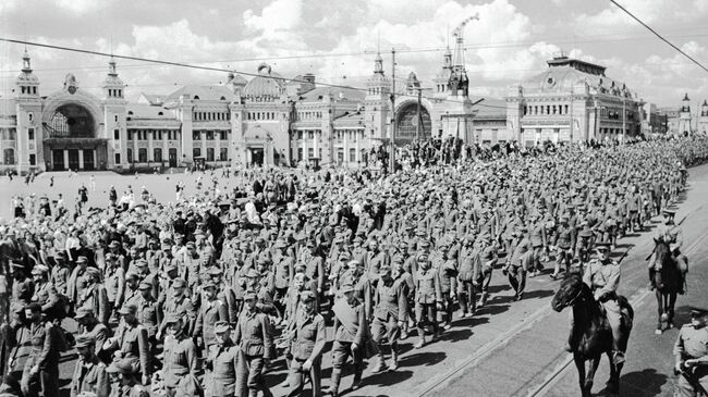 Колонна пленных немцев перед Белорусским вокзалом в Москве. Архив