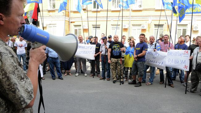 Пикет представителей партии Свобода, выступающих за запрет Компартии Украины, у здания суда Киева