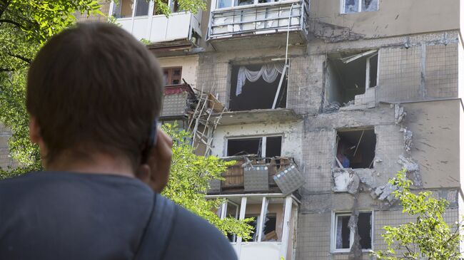 Поврежденный в результате обстрела жилой дом в Донецке