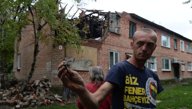 Жители дома в поселке Малая Вергунка, разрушенного в результате авианалета украинской армии