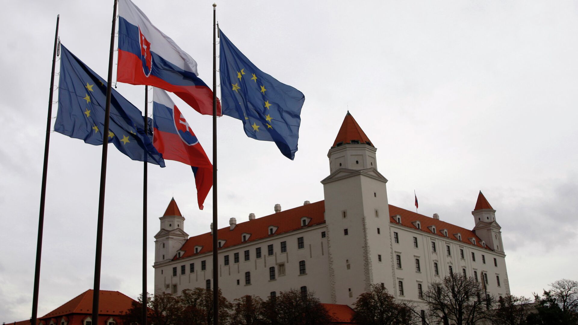 Флаги Словакии и Евросоюза перед зданием парламента в Братиславе. Архивное фото - РИА Новости, 1920, 11.03.2024