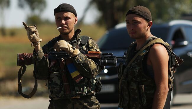 Украинские солдаты на окраине Мариуполя. Архивное фото