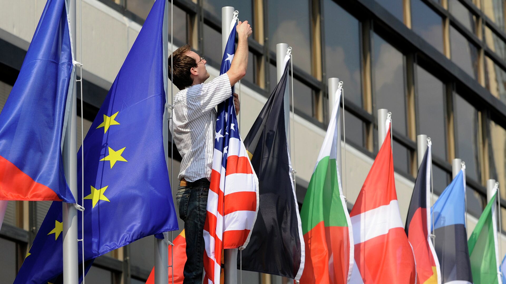 Флаги стран, входящих в ЕС и флаг США. Архивное фото - РИА Новости, 1920, 30.04.2025