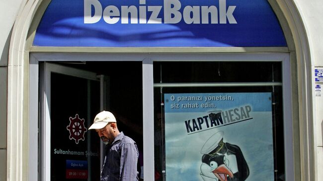 Мужчина выходит из здания DenizBank. Стамбул, Турция. Архивное фото