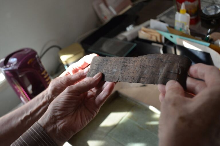 Берестяная грамота XI века, найденная археологами в Новгороде летом 2014 года