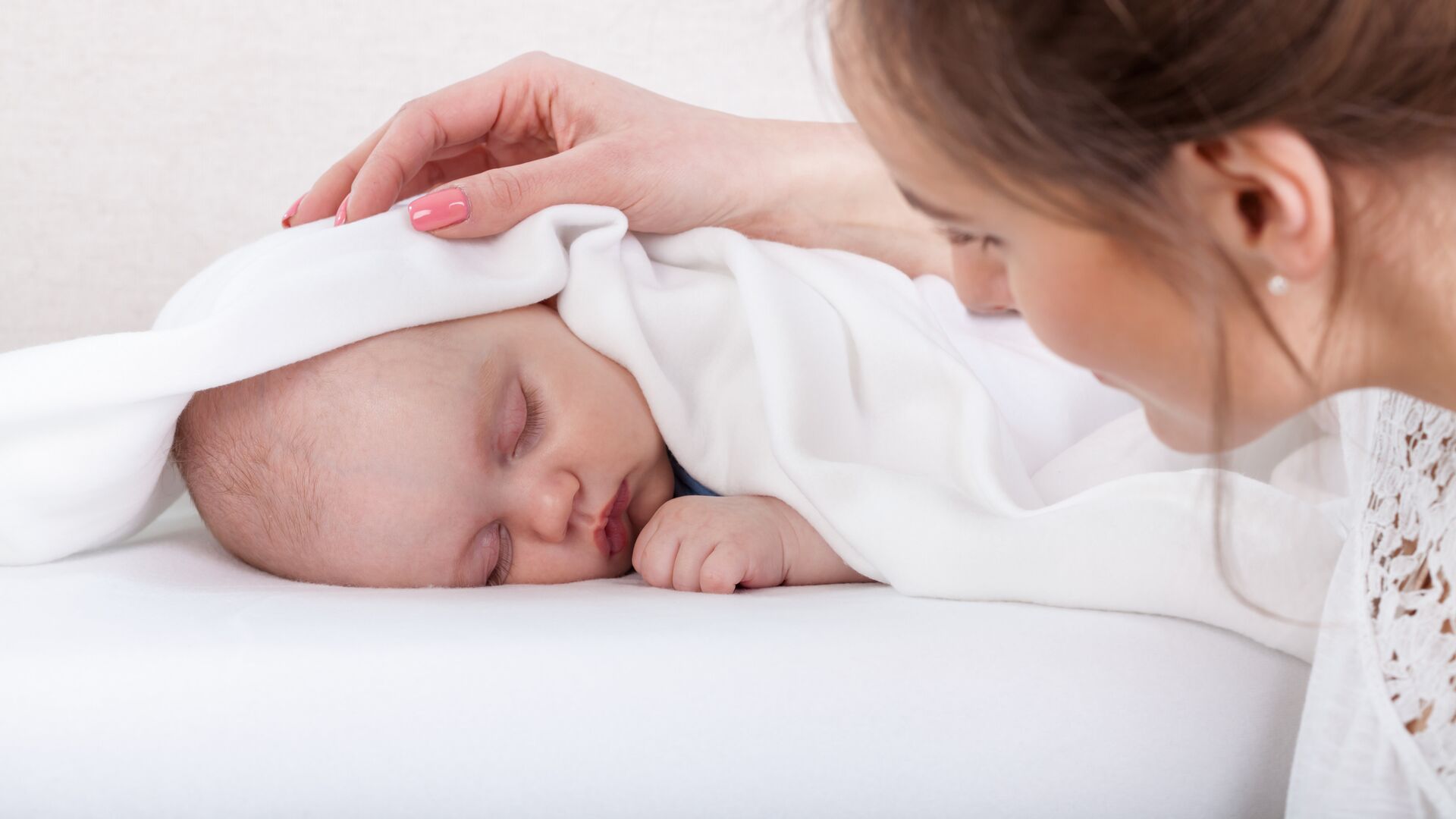 Взрослый рядом с спящим младенцем - РИА Новости, 1920, 05.12.2025