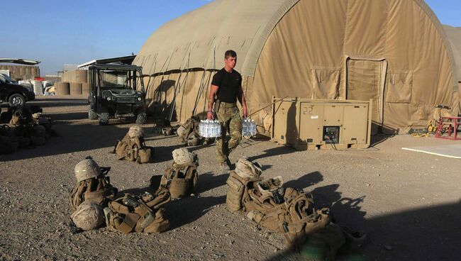 Американский морской пехотинец перед отъездом с военной базы в Афганистане