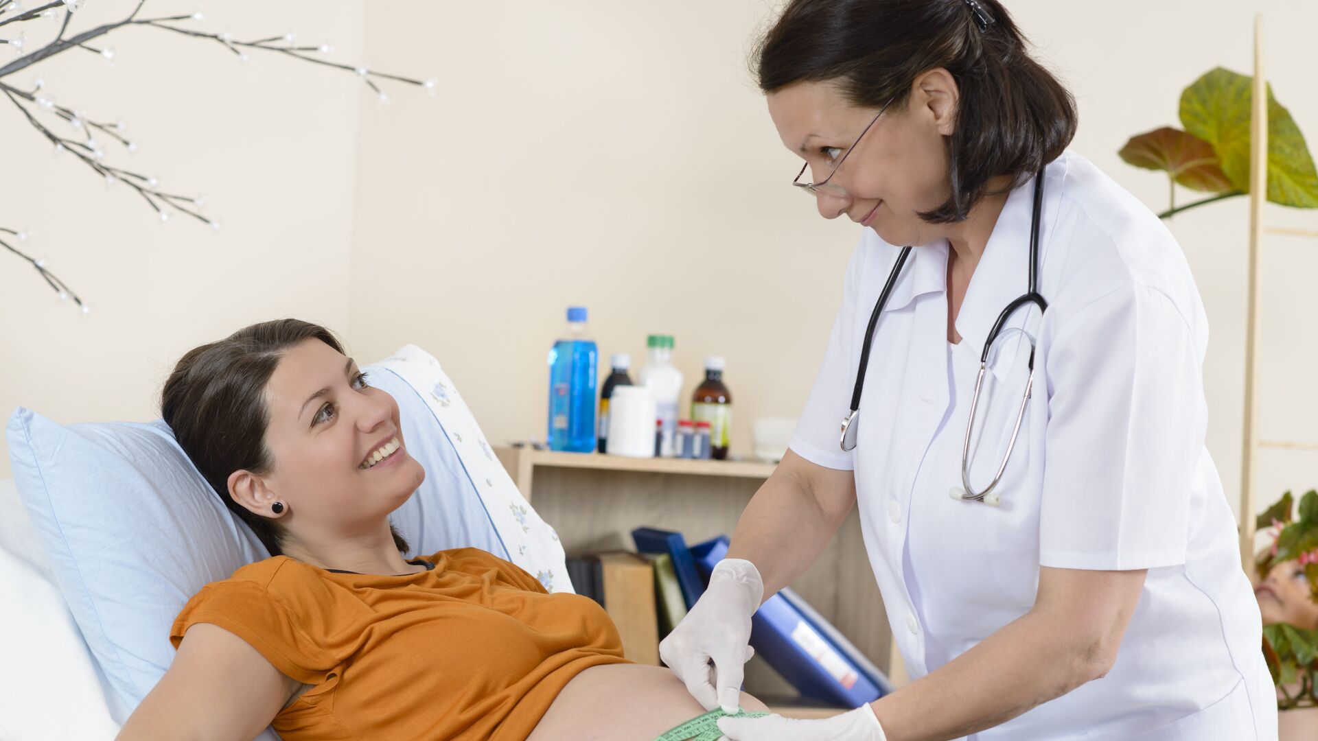 Беременная женщина на осмотре у акушера  - РИА Новости, 1920, 04.07.2025