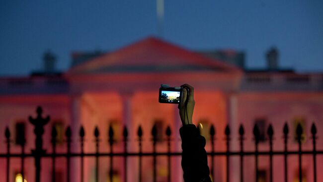 Турист фотографирует Белый дом США в Вашингтоне