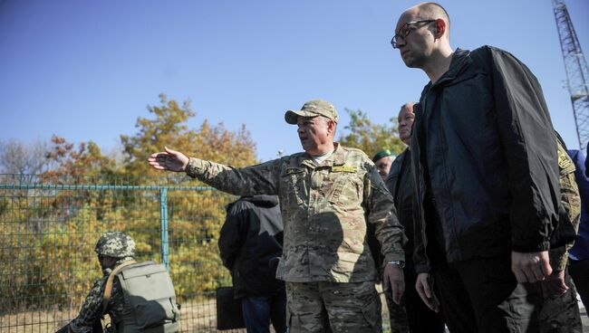 Премьер-министр Украины Арсений Яценюк инспектирует возведение Стены в Харьковской области. 15 октября 2014, архивное фото