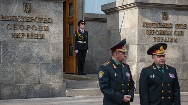 Министр обороны Украины генерал-полковник Степан Полторак у здания Министерства обороны Украины в Киеве