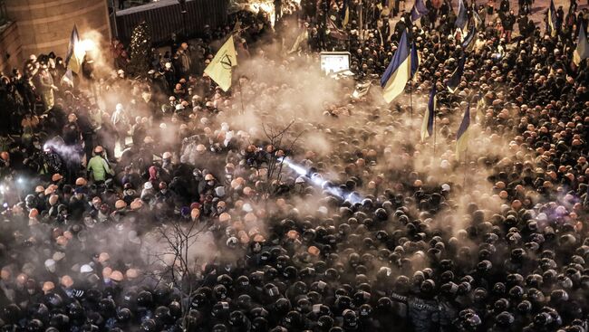 Внутренние войска начали штурм лагеря митингующих на Майдане