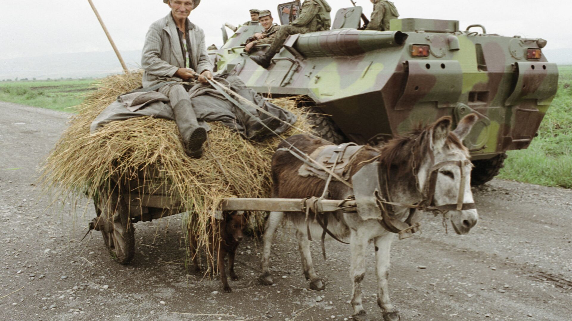 Не нужна зимняя резина, если всегда под рукой БТР и возможность подтолкнуть гужевую повозку - РИА Новости, 1920, 07.02.2025