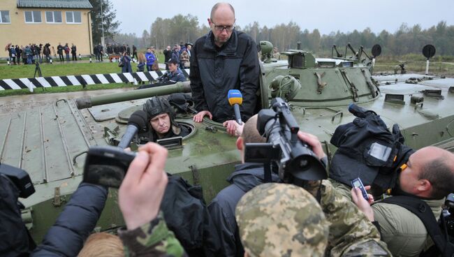 Премьер-министр Украины Арсений Яценюк во время посещения Международного центра миротворчества и безопасности  на Яворовском полигоне во Львовской области