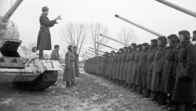 Танкисты перед боем. В окрестностях города Данцига (Гданьск), Польша. Великая Отечественная война 1941-1945 годов.