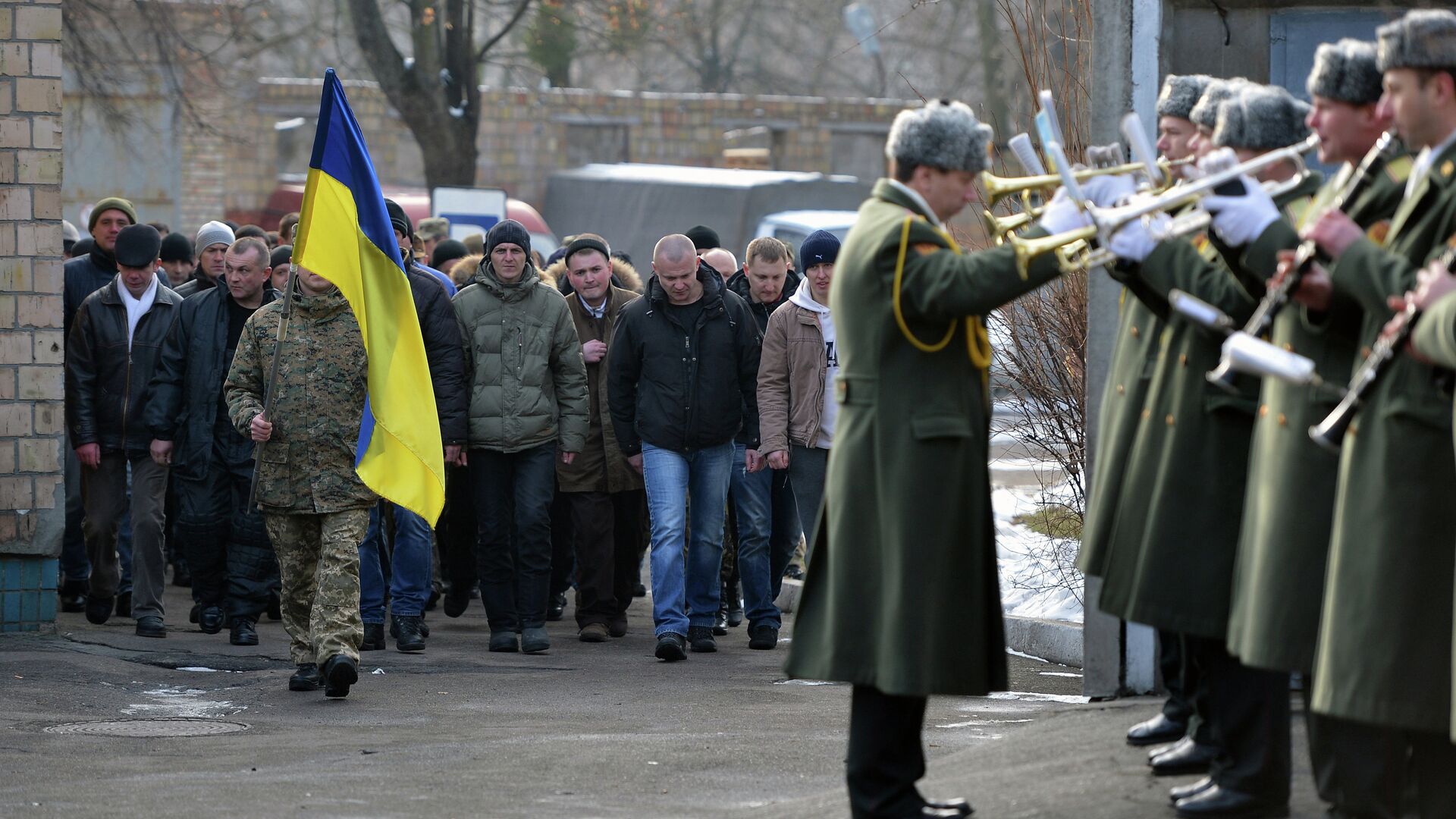 Призывники в украинскую армию и военный духовой оркестр на одном из призывных пунктов в Киеве - РИА Новости, 1920, 25.03.2024