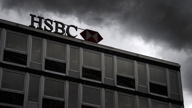 Вывеска банка HSBC в центре Женевы