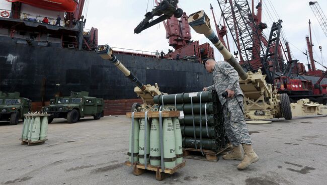 Американский военный рядом с военной техникой, доставленной в Ливан