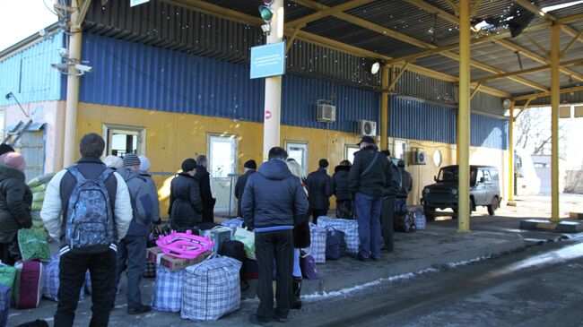 Очередь у контрольно-пропускного пункта. Архивное фото