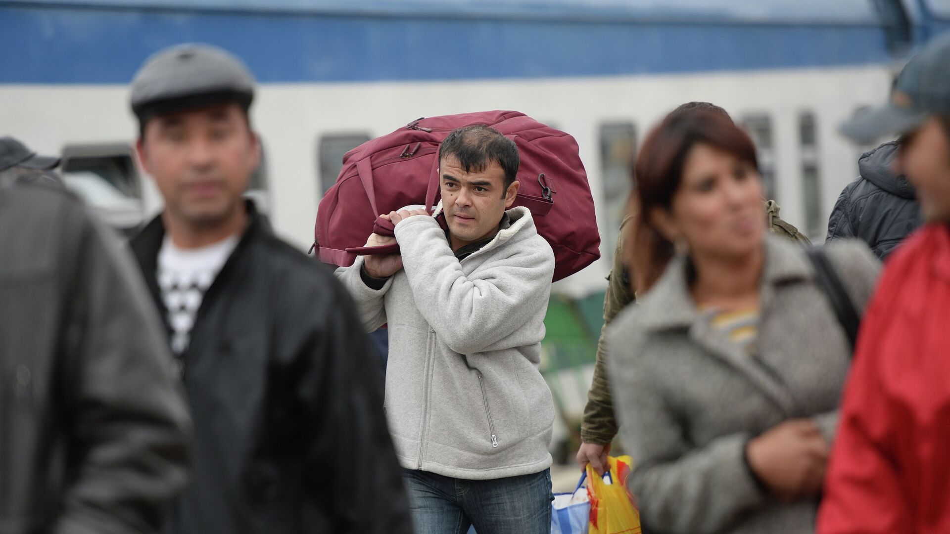 Пассажиры поезда Ташкент-Москва на платформе Казанского вокзала Москвы - РИА Новости, 1920, 03.04.2026