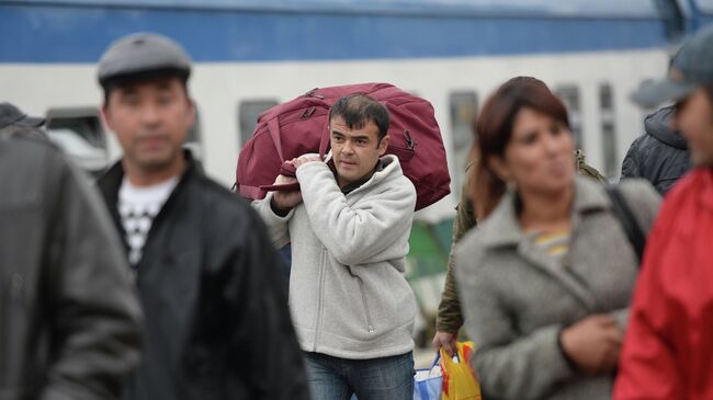 Пассажиры поезда Ташкент-Москва на платформе Казанского вокзала Москвы