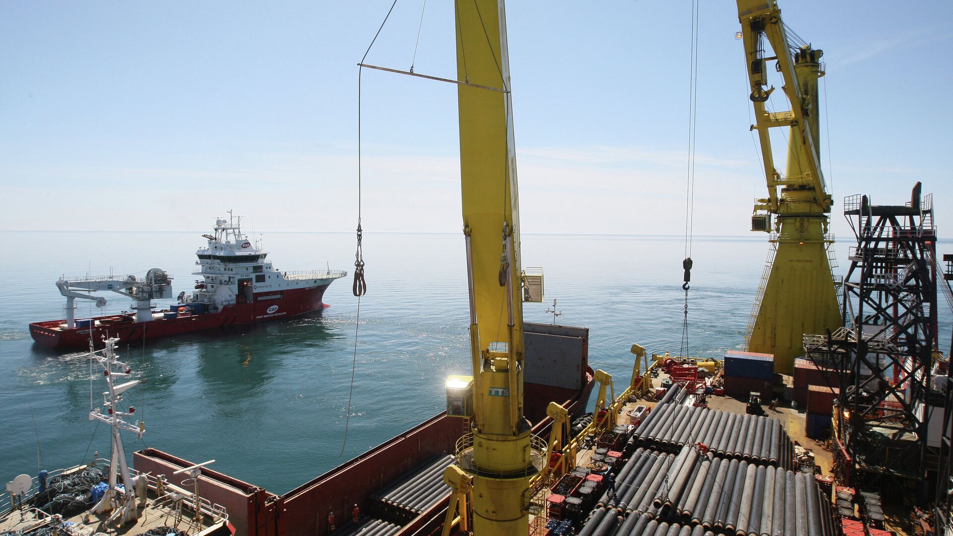 Судно-трубоукладчик во время строительства газопровода на дне Черного моря. Архивное фото - РИА Новости, 1920, 25.08.2020