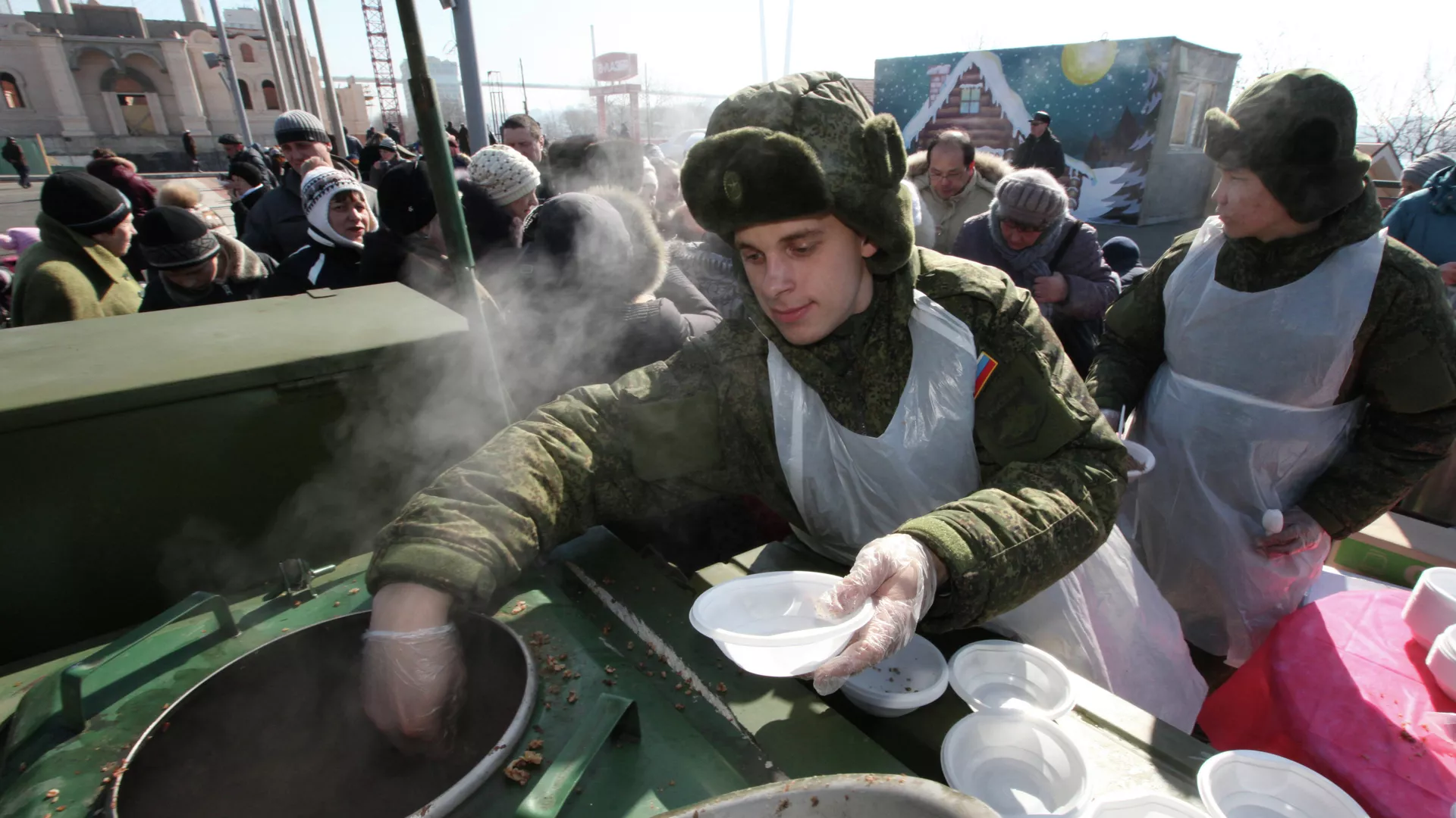 Военнослужащие угощают горожан армейской кашей в день защитника Отечества - РИА Новости, 1920, 23.02.2022