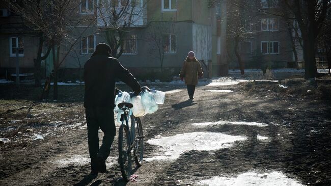 Житель Донецка с бутылками для воды. 17 февраля 2015