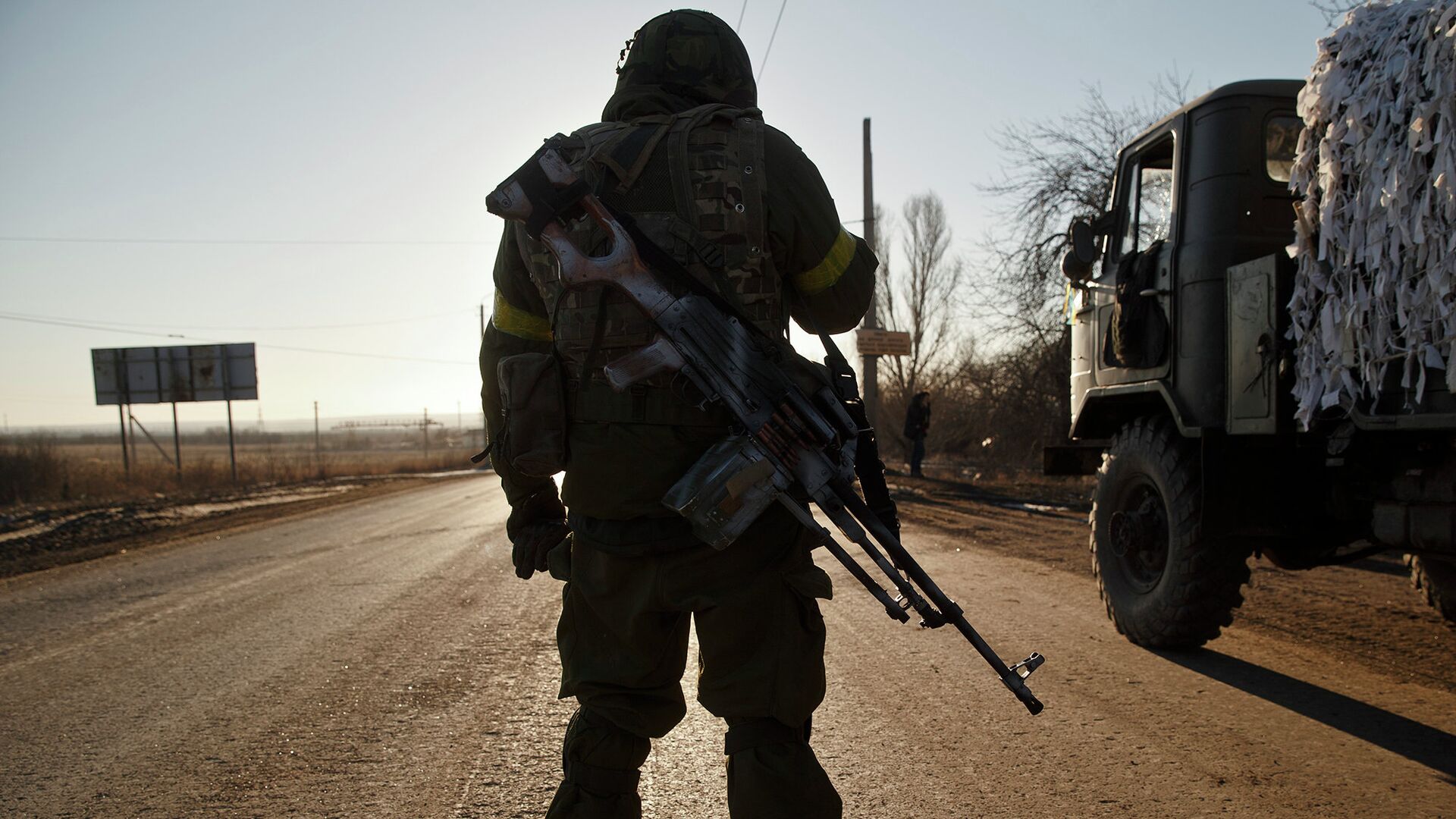 Солдат украинской армии на дороге недалеко от Артемовска, Восточная Украина - РИА Новости, 1920, 28.08.2022