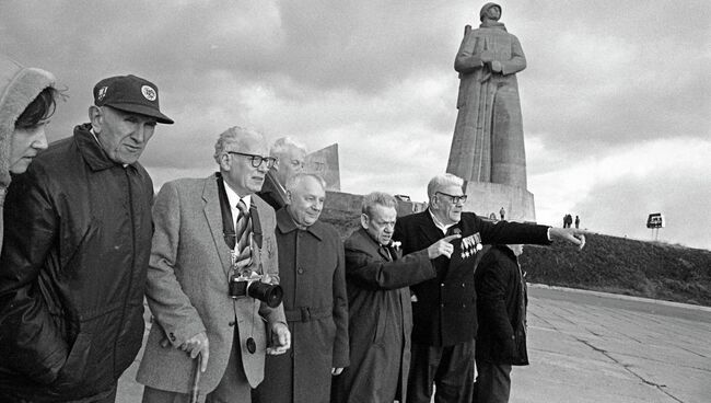 Британские и советские ветераны II Мировой войны встретились у мемориала Защитникам Советского Заполярья в годы Великой Отечественной Войны (Алёша) в Мурманске