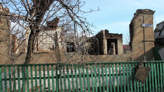 Разрушенный в результате обстрелов частный дом в городе Дебальцево