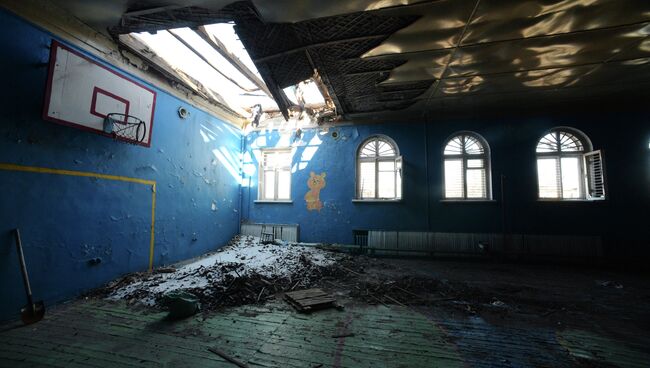 Спортивный зал 59-й средней школы Киевского района Донецка, разрушенный в результате обстрелов Спортивный зал 59-й средней школы Киевского района Донецка, разрушенный в результате обстрелов