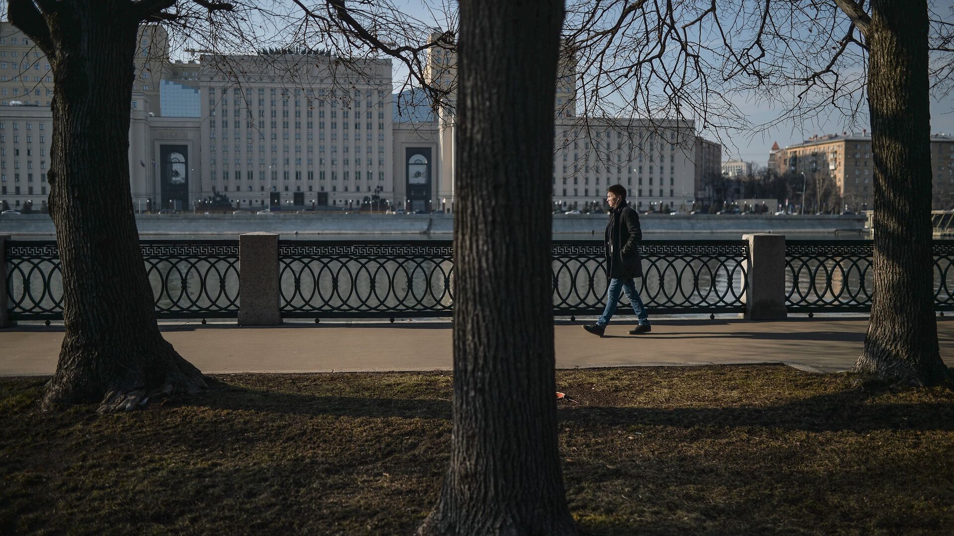 Прохожий на Пушкинской набережной в Москве. Архивное фото - РИА Новости, 1920, 20.03.2024