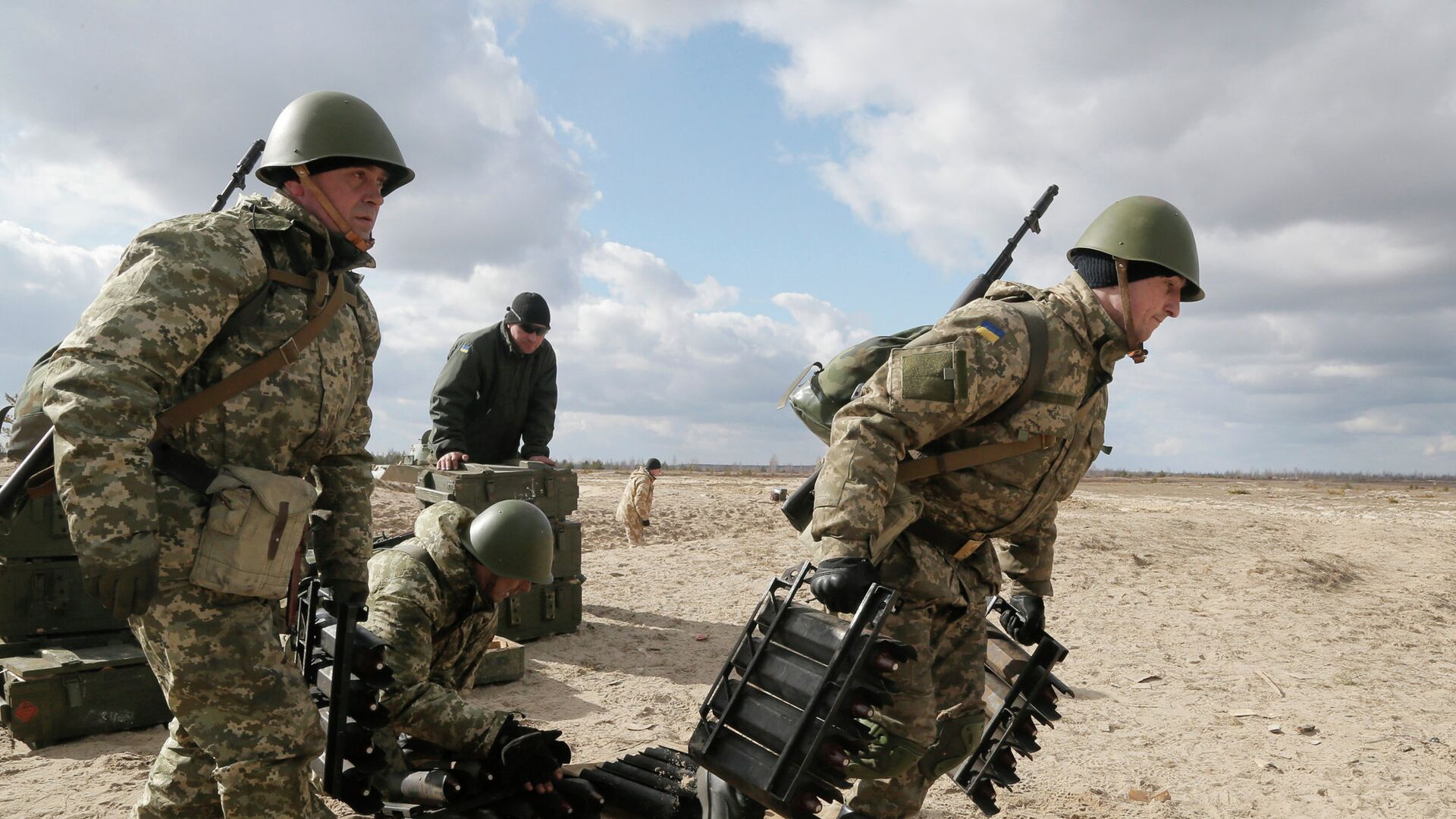 Украинские военные во время учений на полигоне возле Житомира. Архивное фото - РИА Новости, 1920, 24.08.2024