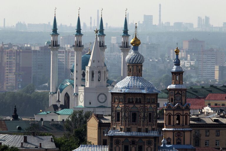 Вид на Петропавловский собор, Спасскую башню Казанского Кремля (в центре) и мечеть Кул Шариф с вертолетной площадки гостиницы Гранд Отель Казань