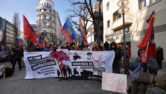 Участники митинга в защиту Донбасса на Карлсплац в Мюнхене