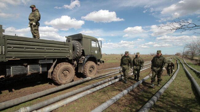 Военнослужащие выполняют работы по прокладке трубопровода в Крыму