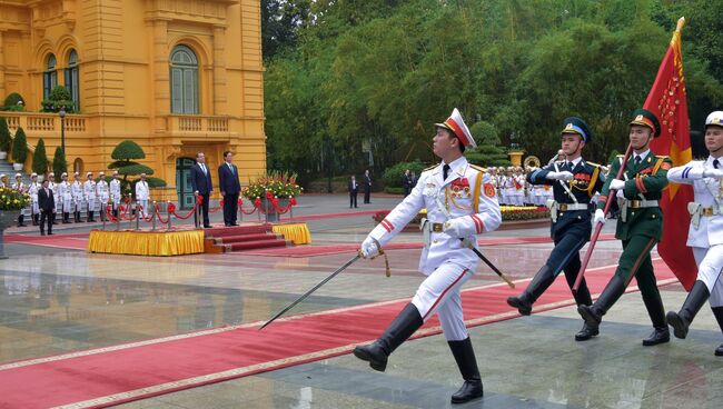 На площади перед Президентским дворцом в Ханое