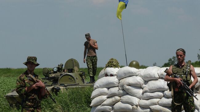 Блокпост украинских военных в населенном пункте Амвросиевка Донецкой области