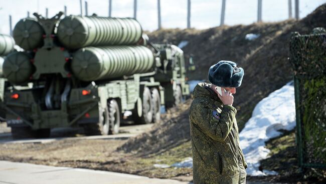 Военнослужащий во время несения боевого дежурства зенитными ракетными дивизионами