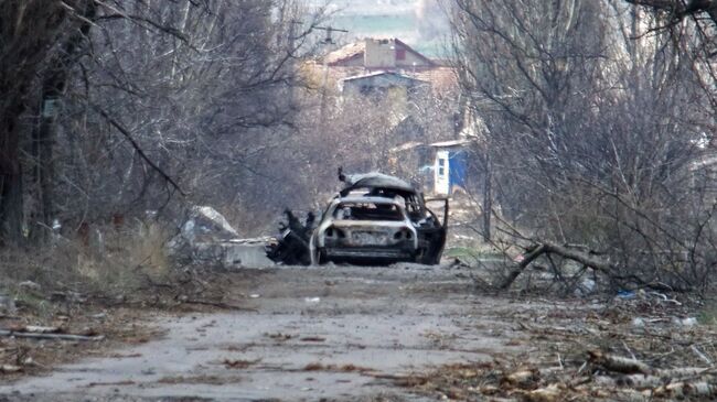 Обстреленный автомобиль с журналистами у населенного пункта Пески в пригороде Донецка