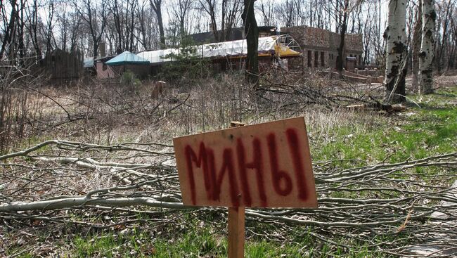 Табличка с надписью мины в пригороде Донецка