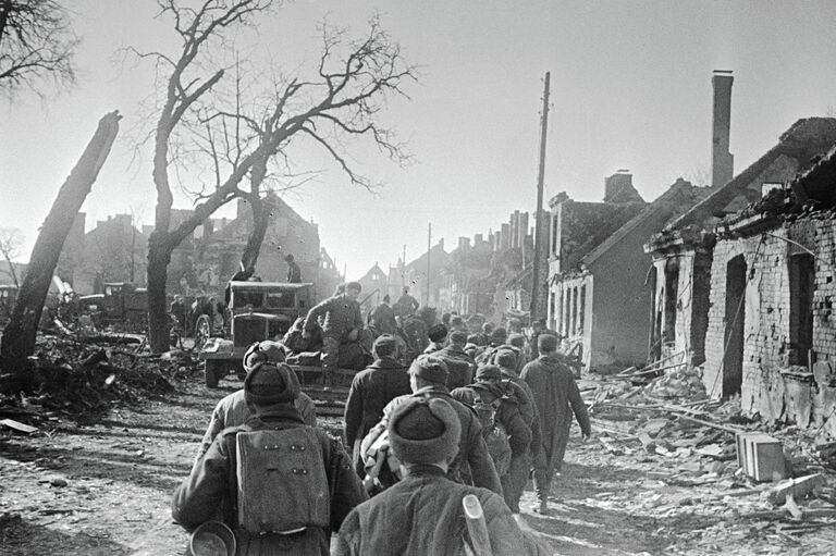 По восточной Пруссии идут советские части