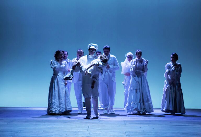 Сцена из спектакля Вишневый сад